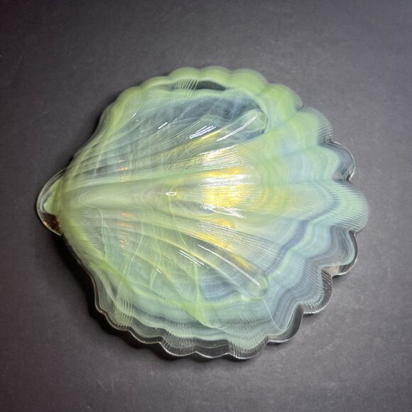 Vintage Green Swirl Opalescent Art Glass Scalloped Edge Clam Shell Shaped Bowl - Picture 10 of 10